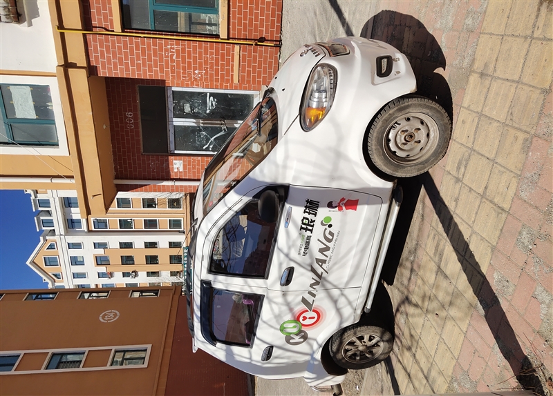 電動轎車低價處理。