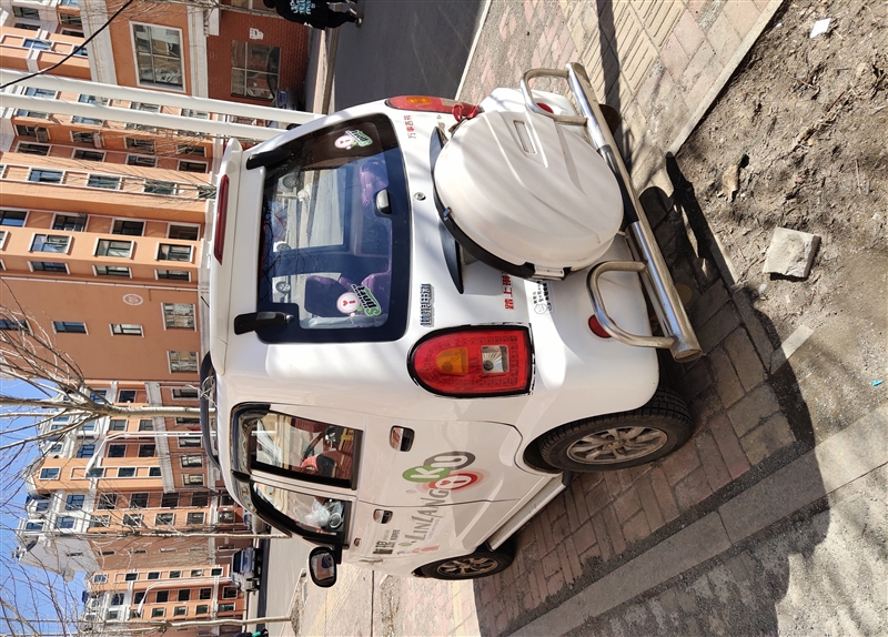 電動轎車低價處理。