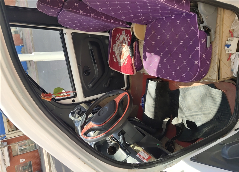 電動轎車低價處理。
