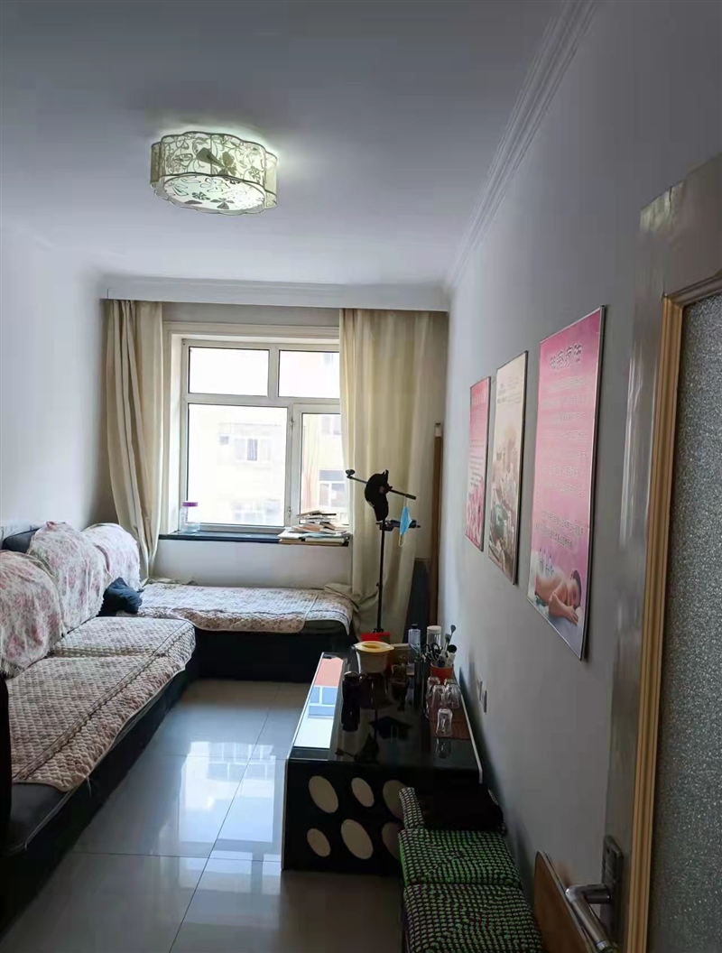 步行街，有一商廈后院，三樓86㎡。