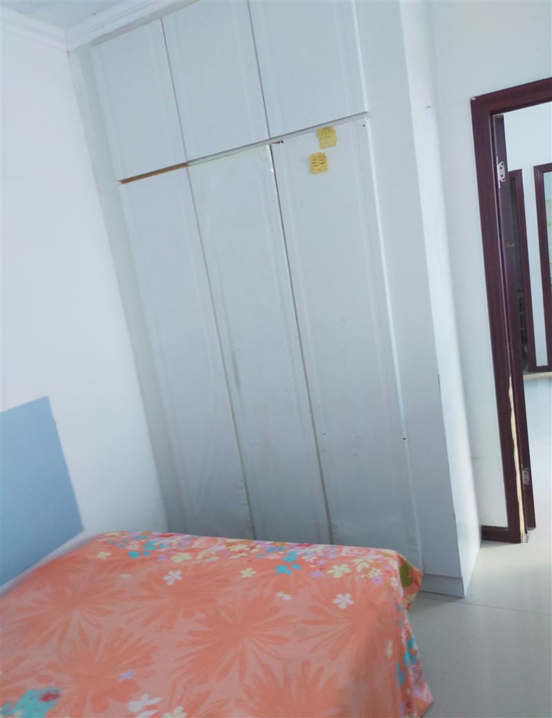 大商后面，二院的斜對(duì)角有六樓出租，拎包入住