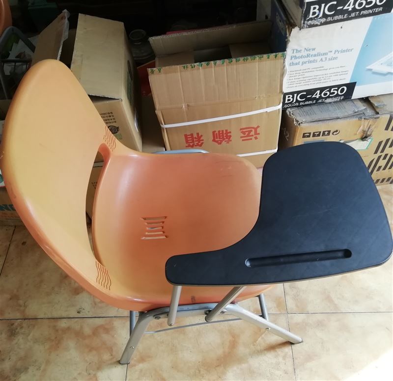 賣椅子，楊琴
